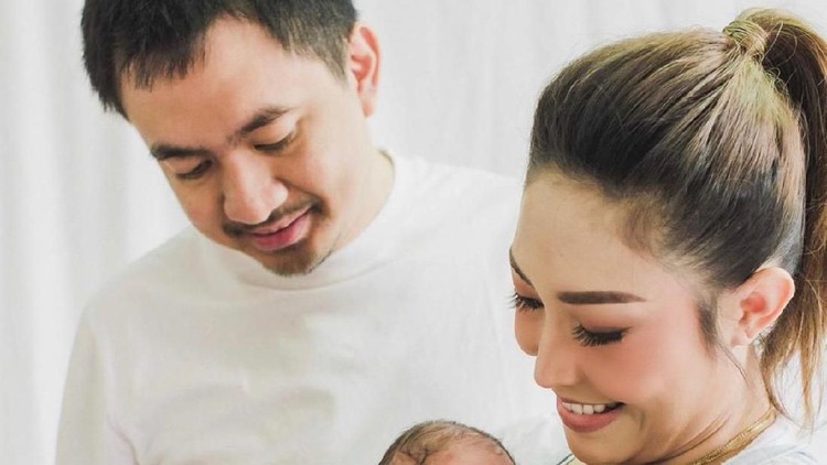 Baru Terungkap, 2 Momen Romantis Regi Datau Saat Ayu Dewi Melahirkan Salah satu peran suami ketika Bunda melahirkan adalah memberi dukungan seperti yang dilakukan Regi Datau. Simak ceritanya ya, Bun.