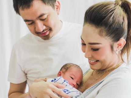 Baru Terungkap, 2 Momen Romantis Regi Datau Saat Ayu Dewi Melahirkan