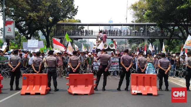 Seorang petani yang berunjuk rasa di depan istana mengaku datang dari Kediri menuju Jakarta untuk menemui Presiden Jokowi.  