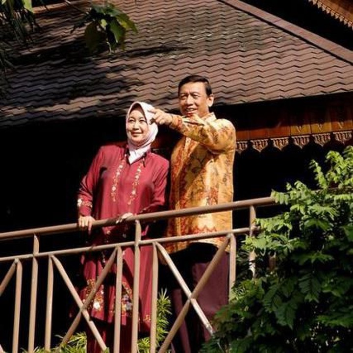 <p>Sejak menikah, Uga yang berasal dari Gorontalo itu juga sangat setia mendampingi Wiranto di berbagai kegiatan. (Foto: Facebook/ Uga Wiranto)</p>
