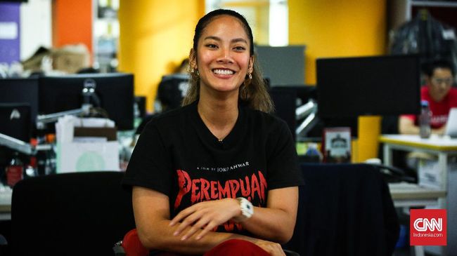 Joko Anwar mengaku memiliki cara khusus untuk memastikan Tara Basro tetap menyaksikan film mereka, Pengabdi Setan 2: Communion.
