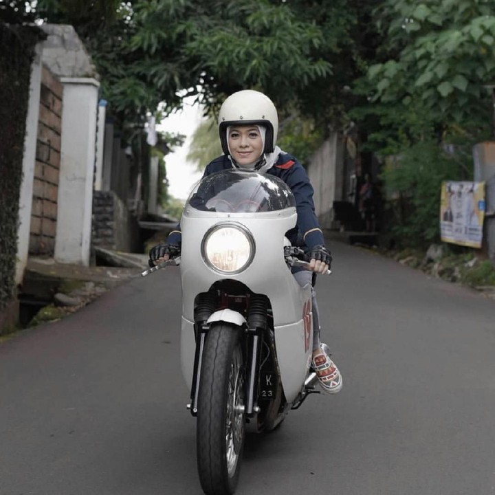 Dian Ayu Lestari, menjalani hobi motornya bersama sang suami, Ananda Omesh yang juga pencinta moge. Wah, seru ya, Bun kalau punya hobi yang sama dengan suami. (Foto: Instagram @dianayulestari)