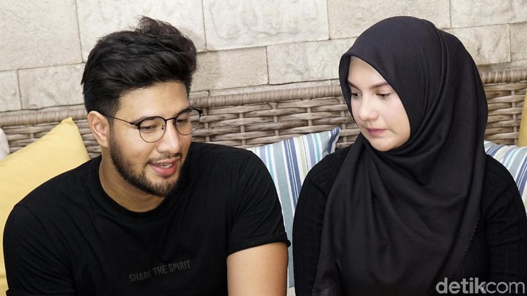 Mengalami keguguran merupakan hal yang menyedihkan bagi para Bunda. Simak kisah sedih selebriti yang mengalami keguguran di tahun ini.