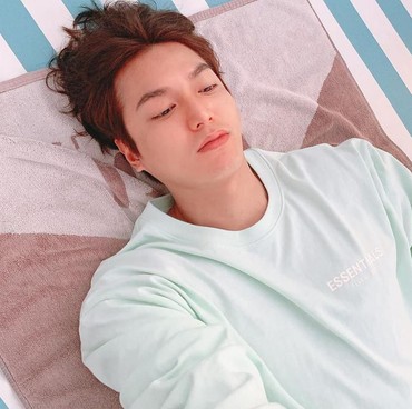 Lee Min Ho Ultah ke-34, Tengok Lagi Foto Seksinya Telanjang Dada di Pantai