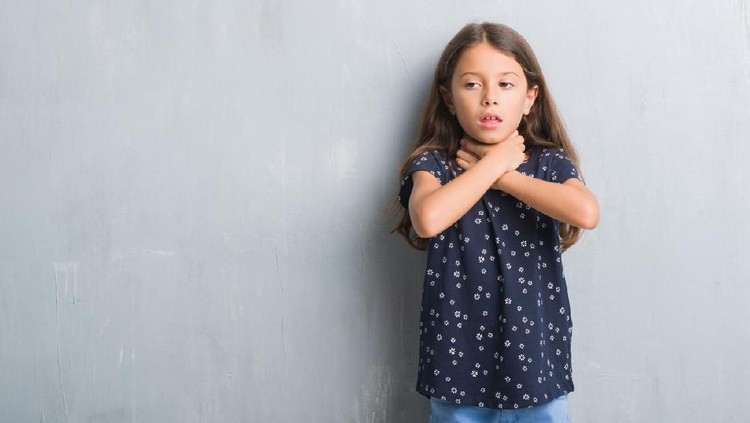 lustrasi anak tersedak lustrasi anak tersedak