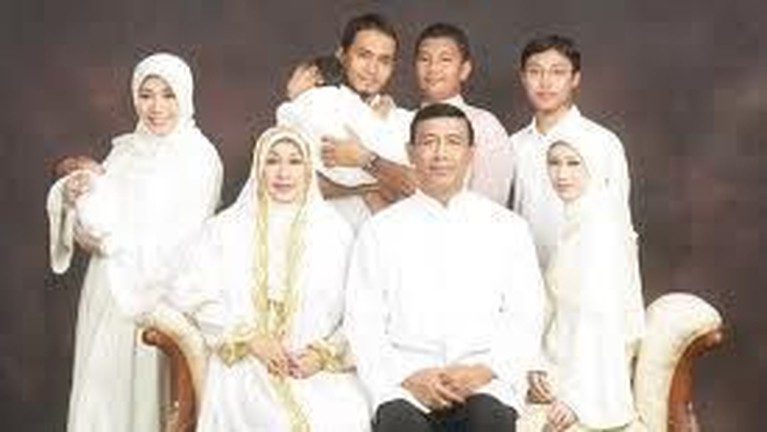 Wiranto baru-baru ini ramai diperbincangkan karena ditusuk saat berkunjung ke Pandeglang, Banten. Meski jarang terekpos, ini kedekatan keluarga Wiranto.