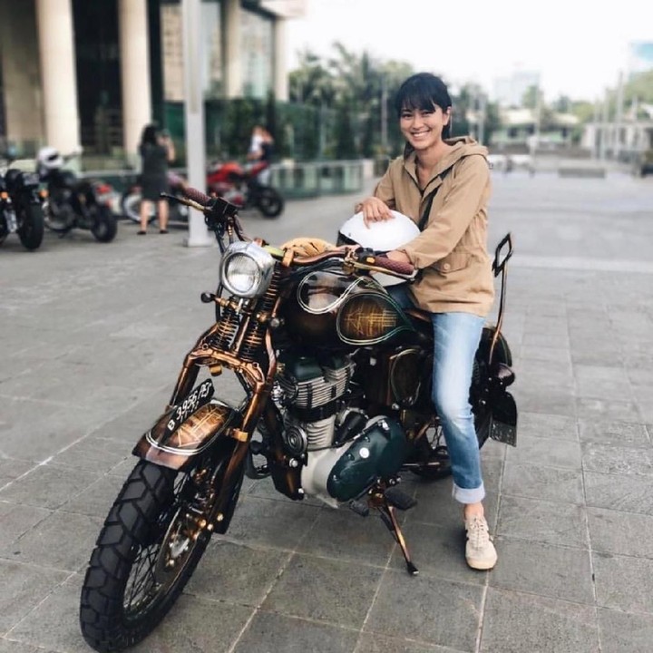 Prisia Nasution. Bintang FTV ini memang hobi mengendarai motor gede (Moge). Bahkan, Prisia juga ikut dalam kegiatan yang diselenggarakan oleh klub MotorBaik lho. (Foto: Instagram @prisia)