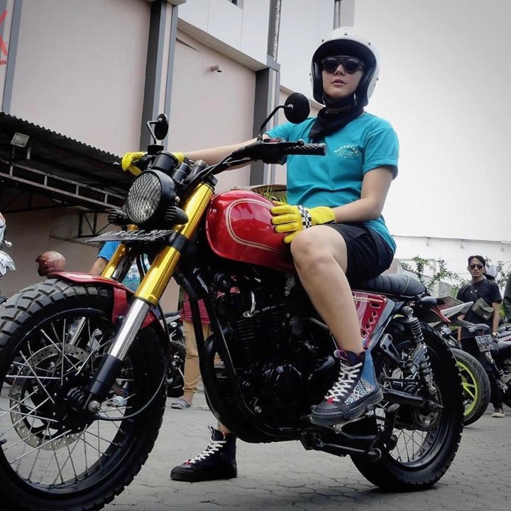 Punya bayi tidak menyurutkan semangat Poppy Sovia menjalani hobinya. Di sela aktivitasnya sebagai ibu, ia masih sempat ikut touring ke luar kota nih, Bun. Keren banget ya gaya ibu June ini. (Foto: Instagram @popsovia)