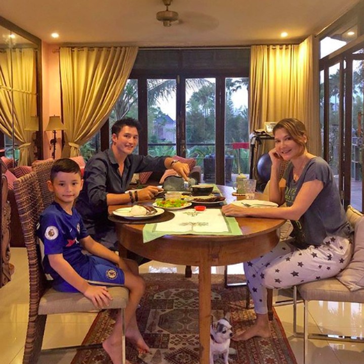 <p>Mike Lewis datang mengunjungi Tamara dan Kenzo. Mereka makan siang bersama. (Foto: Instagram @tamarableszynskiofficial)</p>