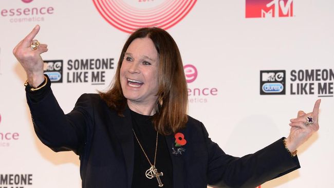 Musisi senior Ozzy Osbourne membagikan pengalamannya usai mendapatkan vaksin corona.