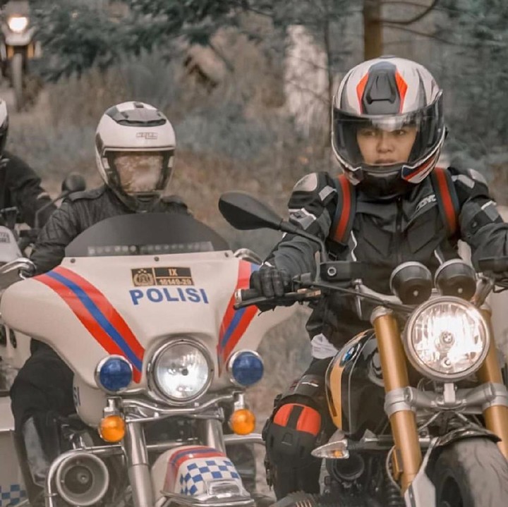 Aktris sensasional, Nikita Mirzani juga nggak kalah kece, Bun. Ia juga ikut touring dengan mengendarai motor gede. Jalanan ibu kota dilibas dengan keren oleh Nikita. (Foto: Instagram @nikitamirzanImawardi)