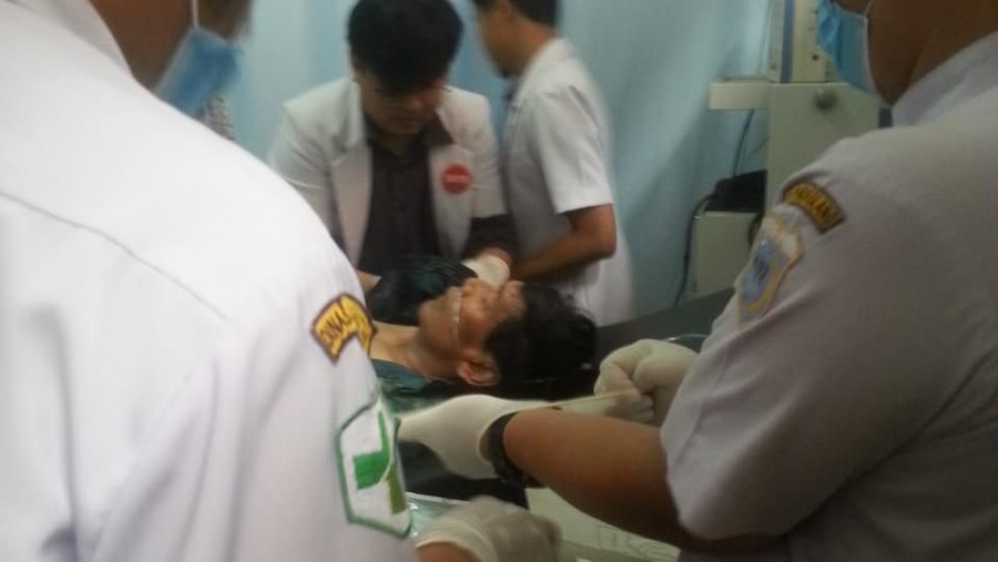 Wiranto langsung dilarikan ke rumah sakit terdekat.