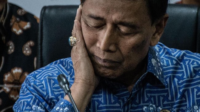 Wiranto melewati jalur khusus untuk masuk ke RSPAD Gatot Soebroto setelah sebelumnya mendarat menggunakan helikopter di Lapangan Banteng.