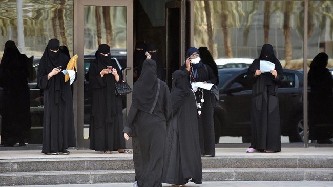 Vonis 10 tahun penjara imam Masjidil Haram, Sheikh Soleh Al-Thalib, memicu pertanyaan apakah kebijakan moderat Pangeran Mohammed bin Salman hanya topeng saja?