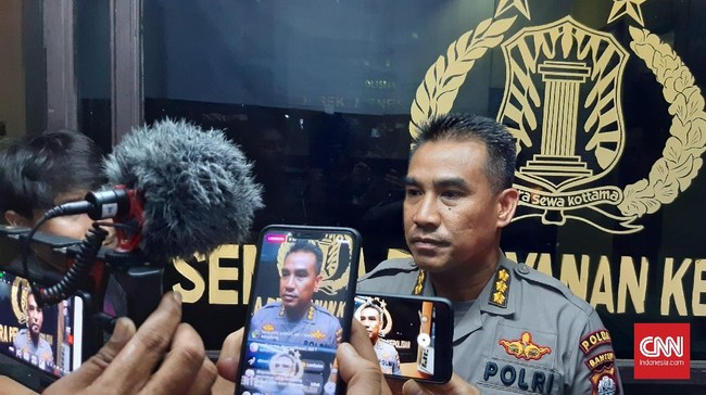 Polda Banten menyebut pelaku penusukan Menkopolhukam Wiranto sempat ditergur Kapolsek Menes sebelum melancarkan aksinya.