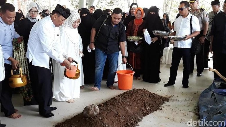 Wiranto baru-baru ini ramai diperbincangkan karena ditusuk saat berkunjung ke Pandeglang, Banten. Meski jarang terekpos, ini kedekatan keluarga Wiranto.