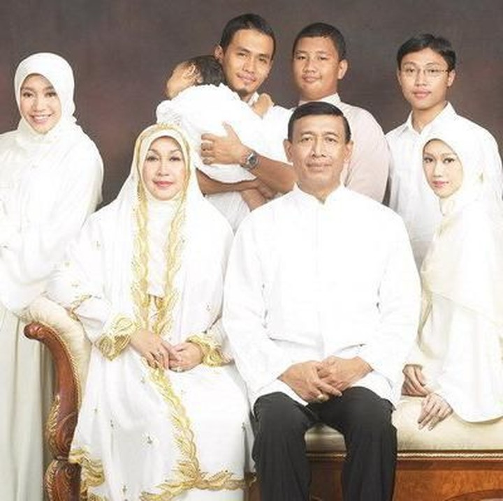 <p>Dari pernikahannya, Wiranto dan Uga dikarunia tiga anak. Dua anak perempuan dan satu anak laki-laki, Lia, Maya, dan mendiang Zainal. (Foto: Facebook/ Uga Wiranto)</p>
