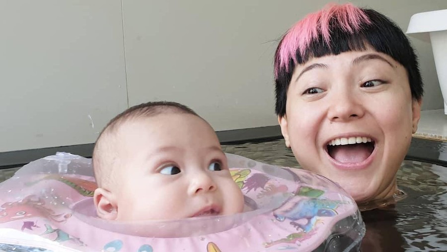 Sejumlah artis Indonesia yang mengalami Baby Blues pasca melahirkan.