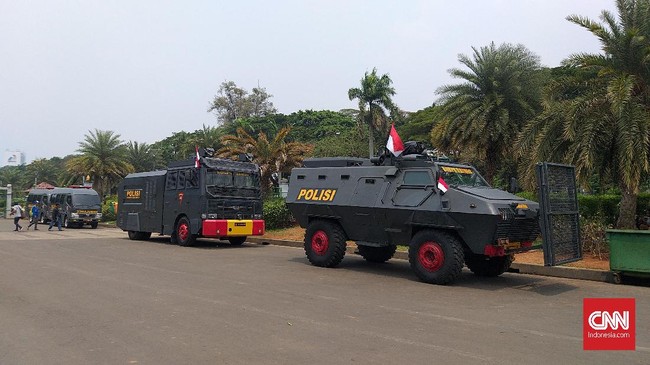 Aparat kepolisian telah bersiaga di sekitar Gedung MPR/DPR, Senayan, Jakarta, untuk mengawal demo buruh dari beberapa wilayah di Jabodetabek.