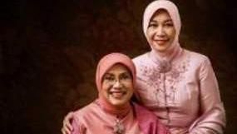 Wiranto baru-baru ini ramai diperbincangkan karena ditusuk saat berkunjung ke Pandeglang, Banten. Meski jarang terekpos, ini kedekatan keluarga Wiranto.