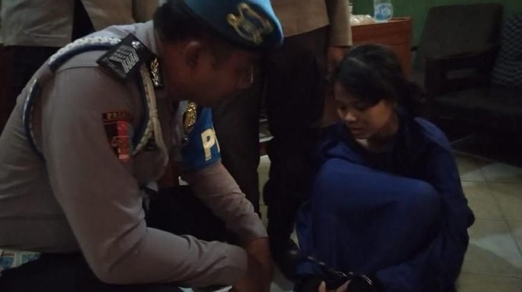 Istri tersangka penusuk Wiranto, Fitria dahulu dikenal orang baik dan tidak menyimpang.
