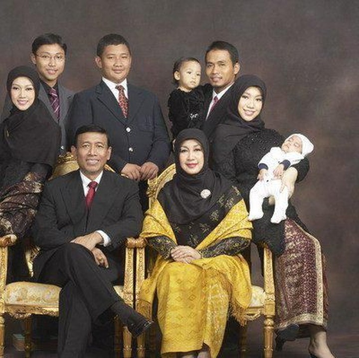 <p>Wiranto dan Uga dikaruniai lima orang cucu. Beberapa waktu lalu keluarganya menjadi sorotan, pasalnya anak-anaknya kini berpakaian sangat religius. (Foto: Facebook/ Uga Wiranto)</p>