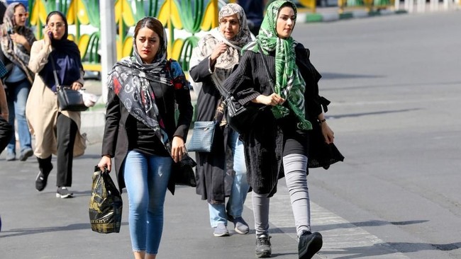 Iran melarang perempuan memasuki stadion sepak bola tempat kualifikasi Piala Dunia. Akibatnya, 2.000 perempuan batal menyaksikan pertandingan.