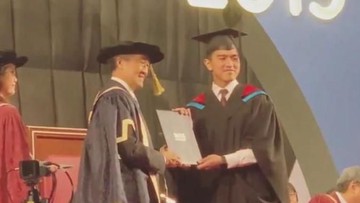 Momen Hangat Keluarga Jokowi Saat Kaesang Wisuda