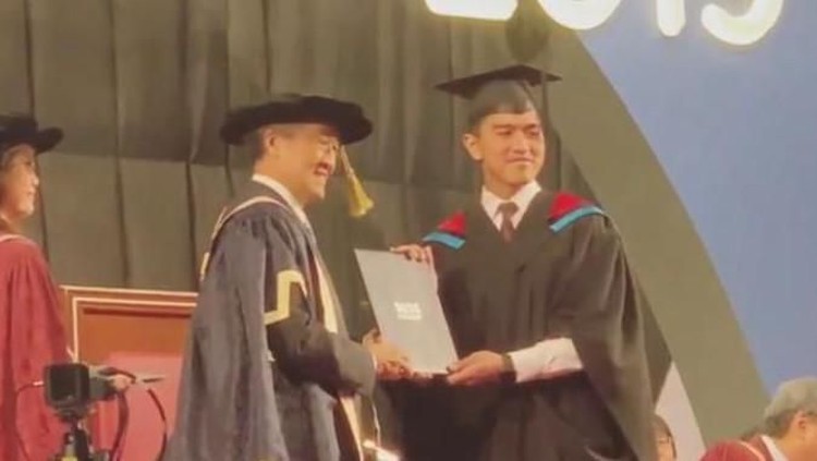 Putra bungsu Presiden RI Joko Widodo, Kaesang Pangarep wisuda di Singapura. Intip momen hangat keluarga Jokowi di acara tersebut.