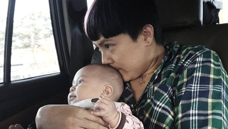 Sejumlah artis Indonesia yang mengalami Baby Blues pasca melahirkan.