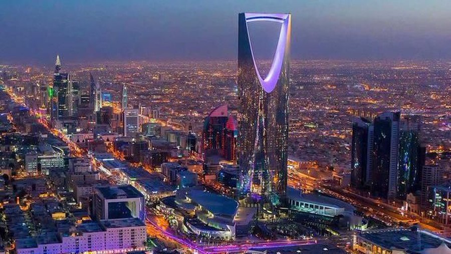Kota Riyadh berubah warna ungu menyambut konser BTS. 