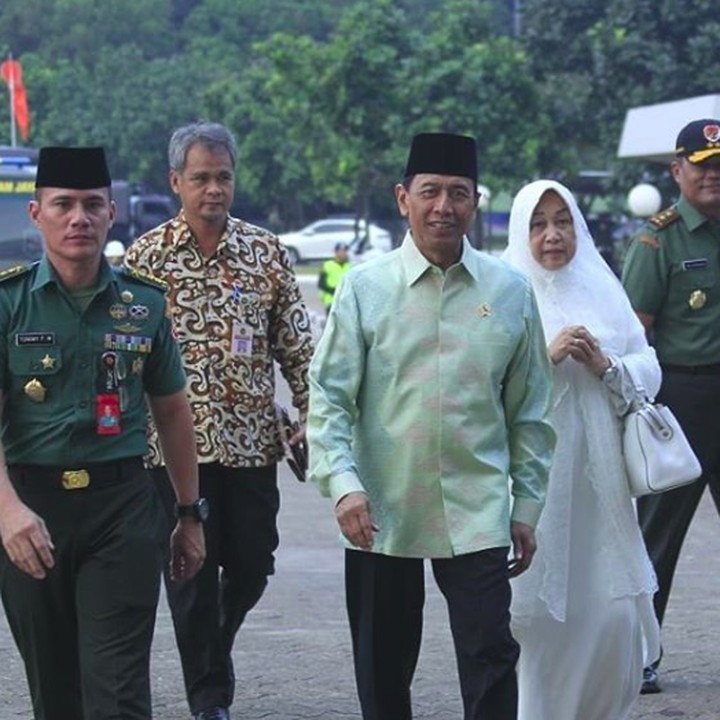 <p>Hari ini, Kamis (10/10/2019) Wiranto diserang orang tak dikenal di Pandeglang, Banten. Kini masih terbaring di RSPAD Gatot Subroto, Jakarta. Kita doakan semoga Wiranto dan keluarga selalu sehat dan selamat ya, Bunda. (Foto: Instagram @wiranto.official)</p>