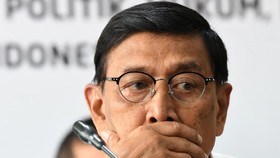 Keluar RS Sementara, Wiranto Perpisahan dengan PNS Polhukam