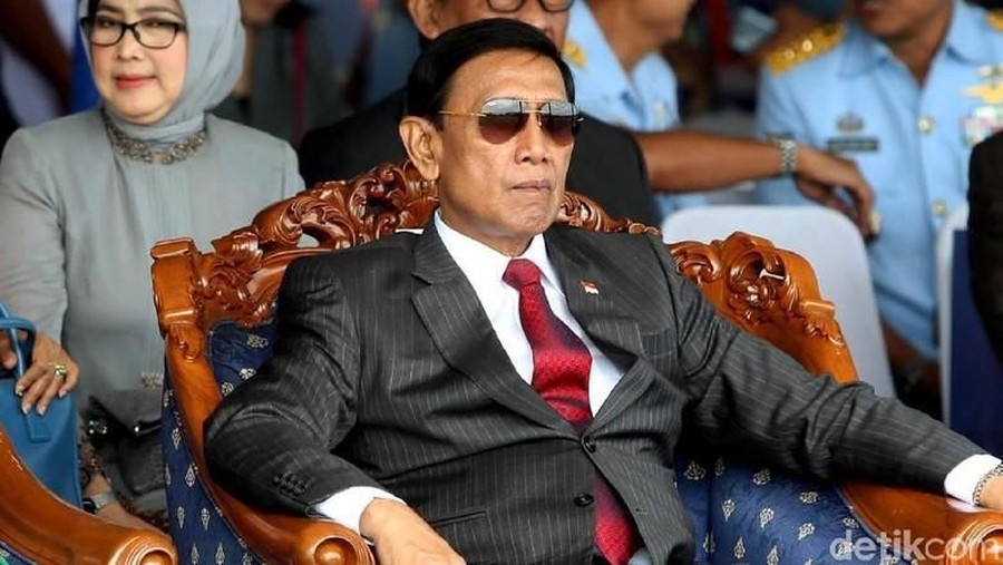 Menko Polhukam Wiranto ditusuk orang tak dikenal. Aksi ini merupakan bentuk nyata teoror kepada pemerintah.