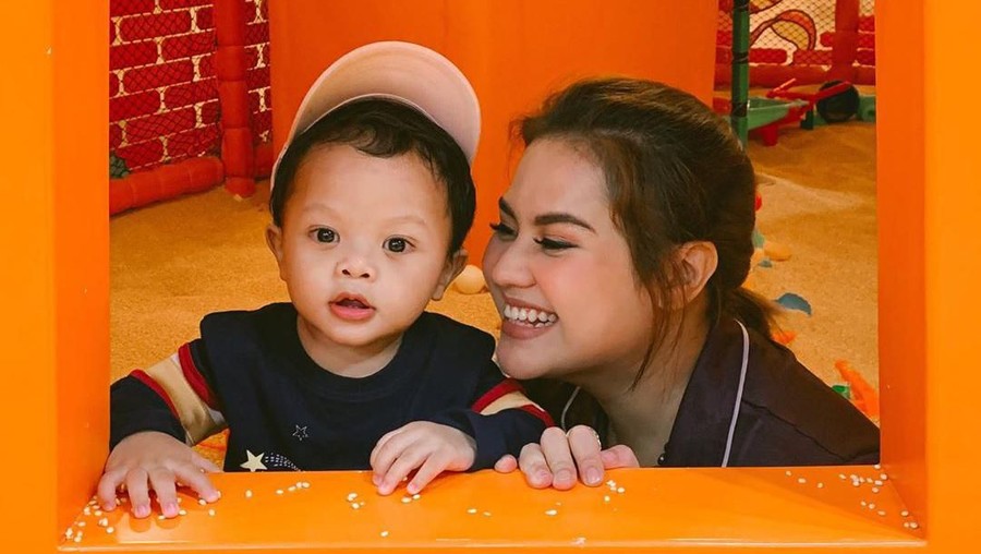Mytha Lestari Sejumlah artis Indonesia yang mengalami Baby Blues pasca melahirkan.