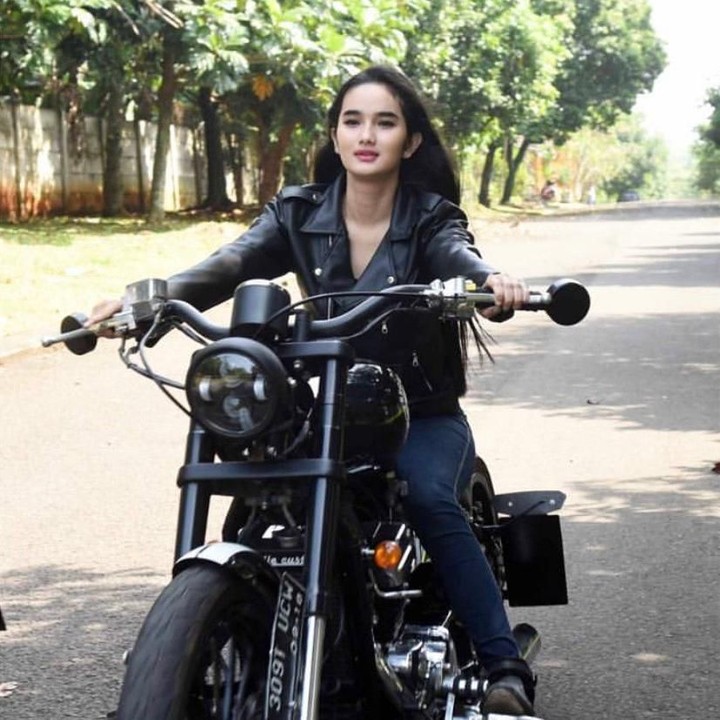 Untuk Bunda yang sering nonton sinetron, pasti sudah tak asing lagi dengan Faby Marcelia. Dibalik keanggunan Faby, ternyata ia juga seorang pengendara moge. (Foto: Instagram @Fabymarcelia)