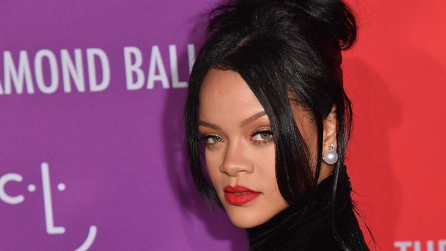 Rihanna mengonfirmasi dirinya adalah penampil Super Bowl Halftime Show 2023 yang akan digelar pada 12 Februari mendatang.