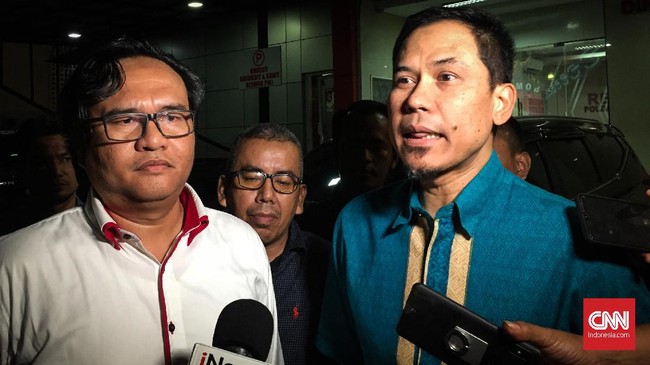 Sekretaris FPI Munarman mengatakan rekaman yang beredar di media sosial menunjukkan upaya polisi masuk ke barisan konvoi Rizieq Shihab.