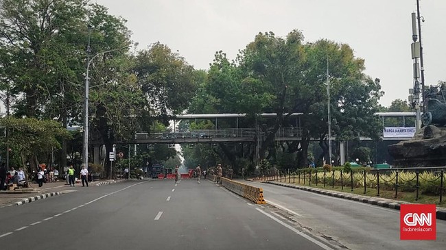 Polisi menutup sejumlah ruas jalan di sekitar Istana Merdeka untuk mengantisipasi kepadatan lalu lintas saat demo yang rencananya digelar Senin (28/10) siang. 