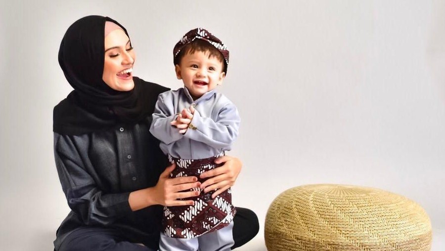Zee Zee Shahab Sejumlah artis Indonesia yang mengalami Baby Blues pasca melahirkan.