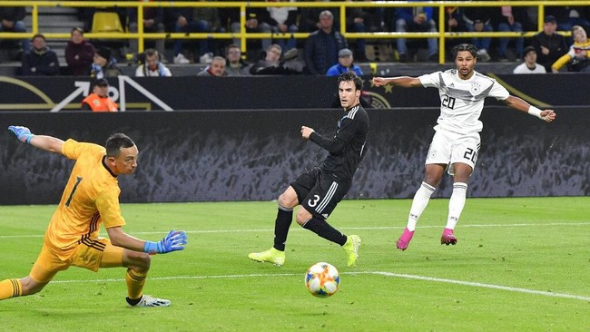 Jerman membuang keunggulan dua gol atas Argentina di babak pertama dan harus puas dengan hasil imbang di akhir pertandingan.