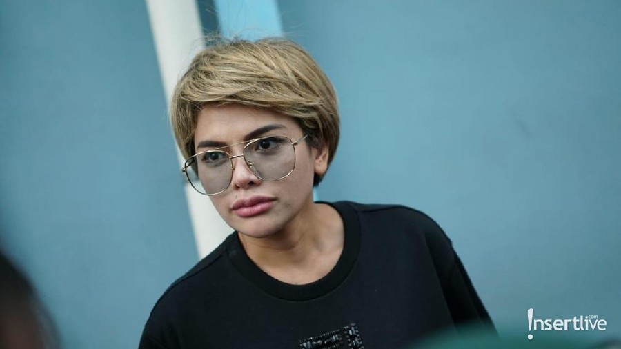 Atas dugaan penganiayaan kepada Dipo Latief, hari ini Nikita Mirzani diserahkan ke Kejaksaan Negeri Jakarta Selatan.