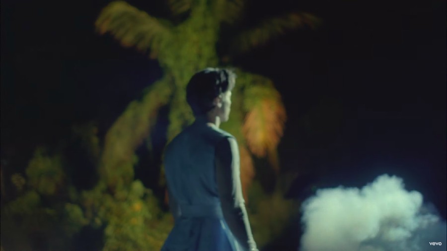 Harry Styles merilis lagu baru berjudul Lights Up.