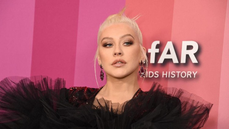 Christina Aguilera LOS ANGELES, CALIFORNIA - OCTOBER 10: Christina Aguilera attends the 2019 amfAR Gala Los Angeles at Milk Studios on October 10, 2019 in Los Angeles, California. (Photo by Gregg DeGuire/Getty Images)