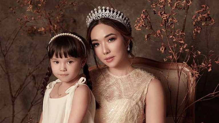 11 Oktober diperingkat sebagai Hari Anak Perempuan Dunia. Berikut Insertlive merangkau enam anak perempuan artis yang menjadi korban perceraian orang tuanya.
