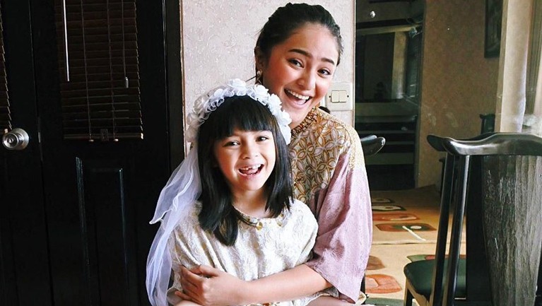 11 Oktober diperingkat sebagai Hari Anak Perempuan Dunia. Berikut Insertlive merangkau enam anak perempuan artis yang menjadi korban perceraian orang tuanya.