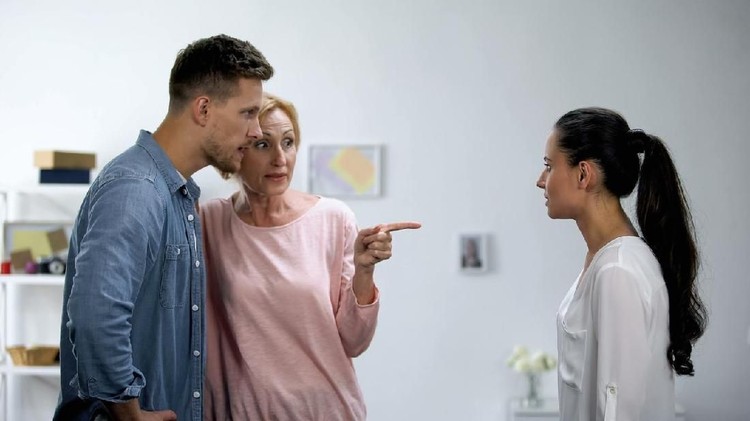Menantu dan mertua Upset girl apart from her husband and senior mother quarrelling