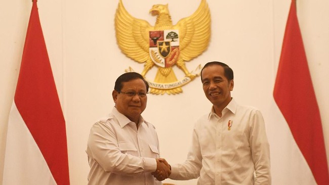 Direktur Eksekutif Indo Barometer Muhammad Qodari mengusulkan agar Jokowi berpasangan dengan Prabowo Subianto pada Pilpres 2024.