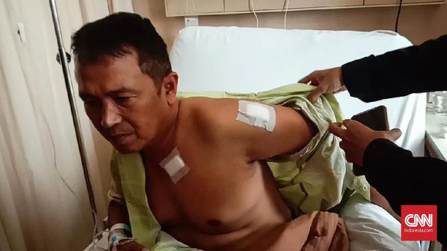 Cerita Kapolsek Menes Kena 5 Tusukan saat Lindungi Wiranto Kapolsek Menes tak menyadari badannya bersimbah darah usai menghalau penyerang Wiranto. Sambil gontai dia berjalan 500 meter menuju puskesmas untuk perawatan.