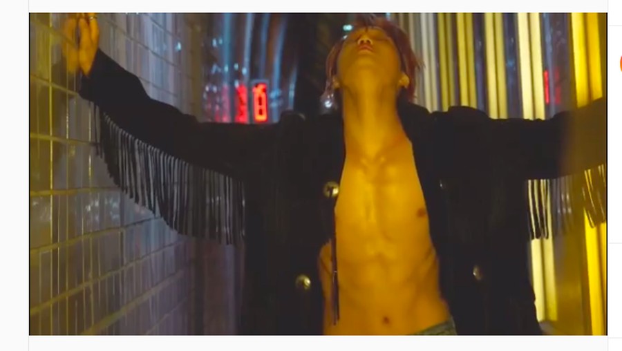 Video unggahan SM Entertainment memperlihatkan sesi pemotretan Kai yang terlihat begitu sensual. 